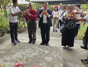 中華民國博物館學會參訪六堆生態博物館，中華民國學會成員於園區以盤花參拜伯公