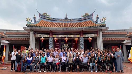 六堆日各鄉區代表及大總理後代於忠義祠合影(左起藍白衣服林國順鄉長、蕭見益區長、吳志江代理鄉長、鍾炳光主任秘書、第七屆大總理曾應龍後代曾中竹、何金樑主任、李明宗處長、吳振中鄉長、鍾慶平鄉長、忠義祠主委黃文智、竹田鄉秘書鍾定豪等人)
