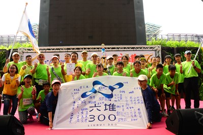 The first champion (Qiandui Changzhi) took a group photo of the athletes on the award platform.