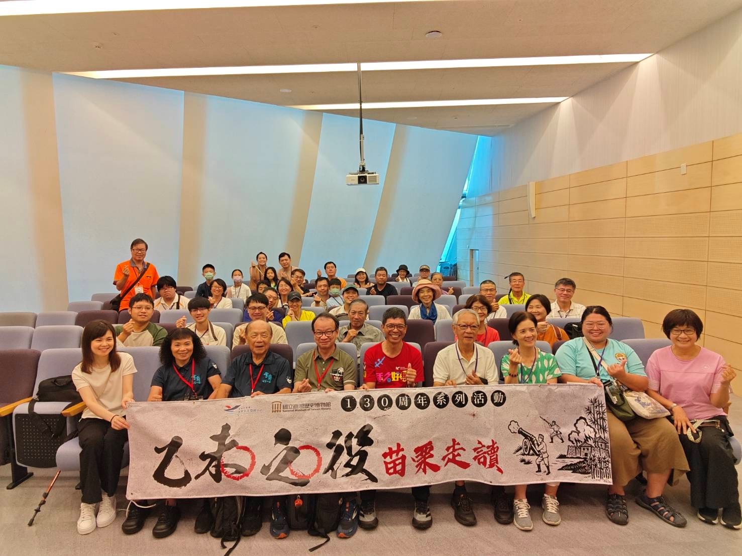 A group photo of the guided tour in Miaoli