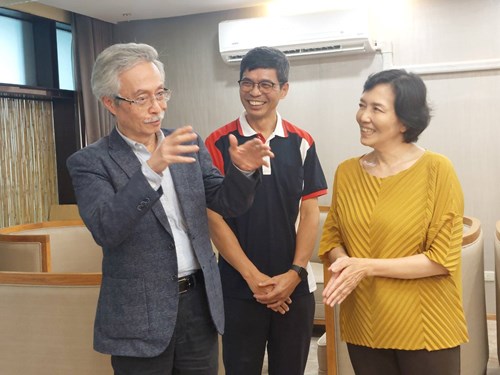 臺北藝術大學王嵩山教授(左起)、客發中心何金樑主任、臺南藝術大學黃翠梅副校長相互分享合作樣態及討論