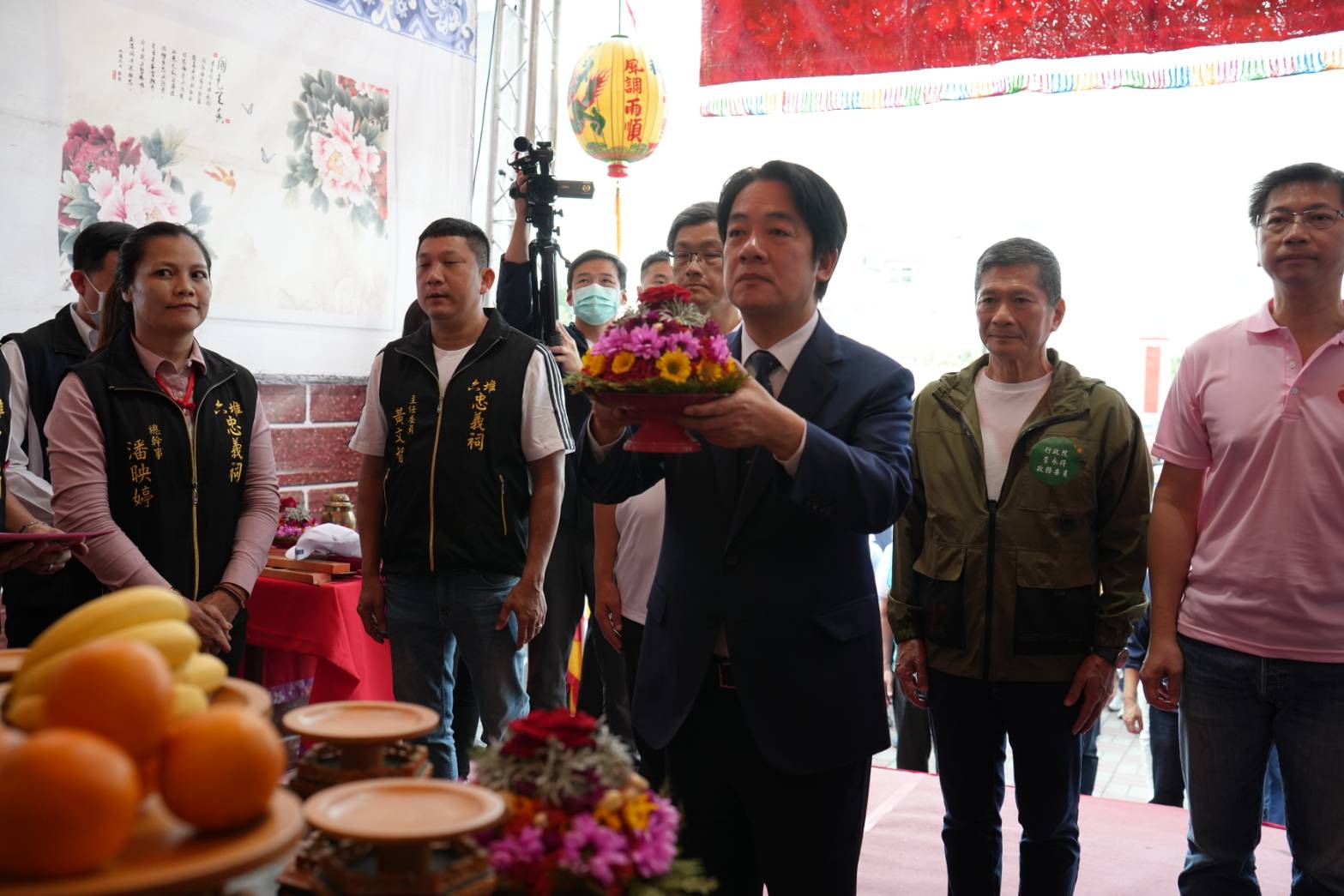 副總統賴清德獻客家盤花予六堆忠勇公(陪同人員由右至左，屏東縣副縣長黃國榮、政務委員李永得、客委會主委楊長鎮、六堆忠義祠主委黃文智