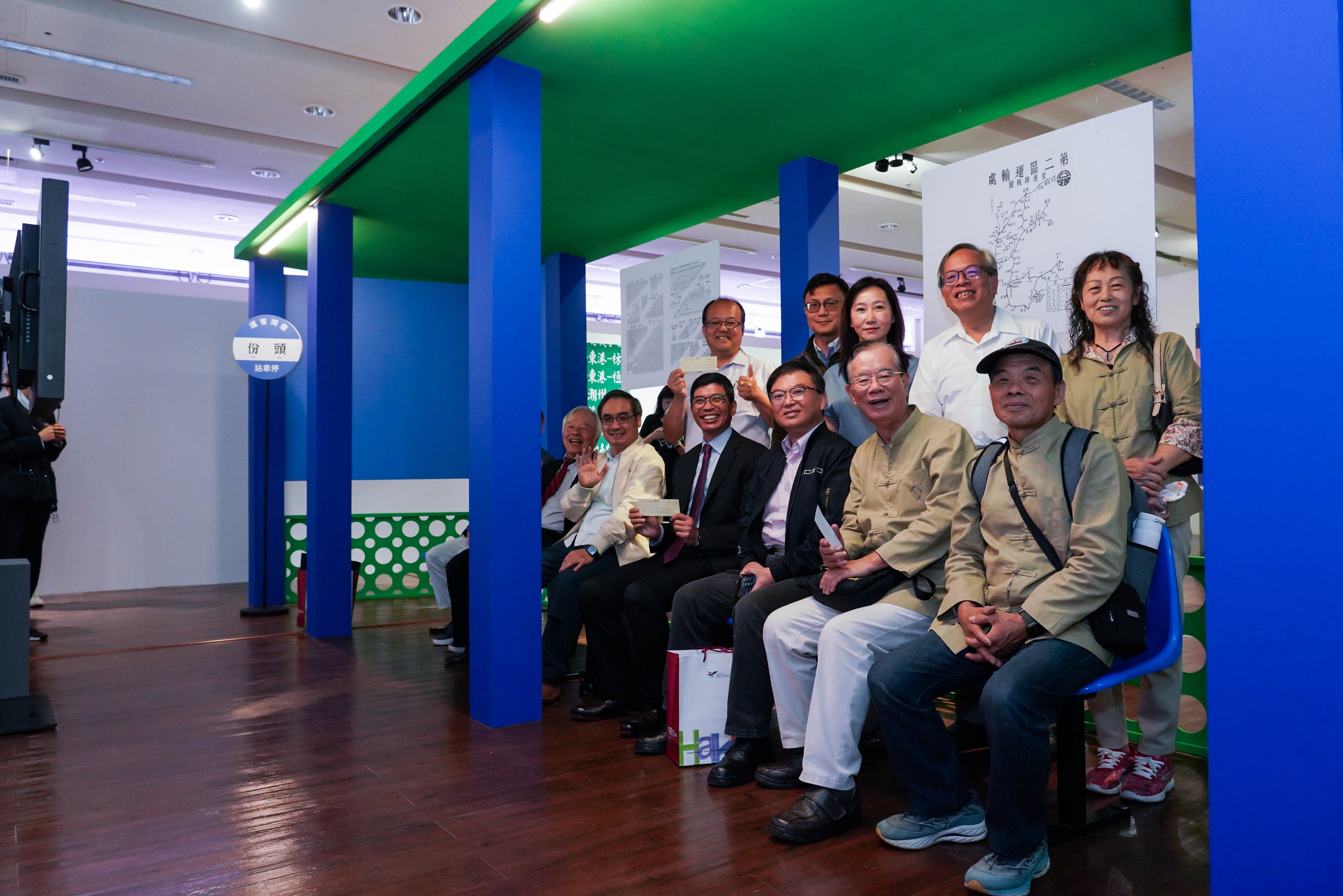 THCDC Director-General Ho Chin-liang takes a group photo with the distinguished guests at the exhibition
