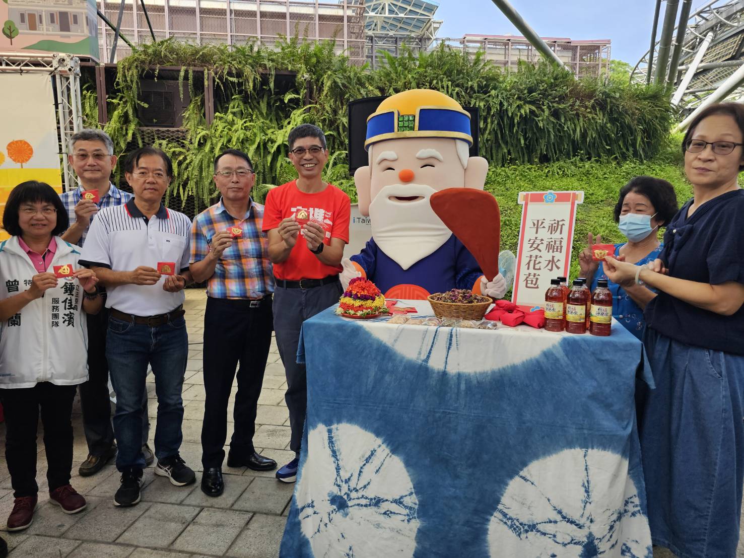 2023六堆秋收祭，活動規劃伯公福廠送平安花苞(右起高市政客委會張瑞芳組長、客發中心何金樑主任(紅衣)、美濃區主秘林清亮、甲仙區劉文甲主秘、屏縣府客務處邱善寧科長)