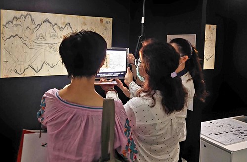 民眾體驗臺灣意象展以淡新檔案出磺坑油礦區古地圖結合AR互動擴增實境技術再現油礦產業文化景觀歷史場景