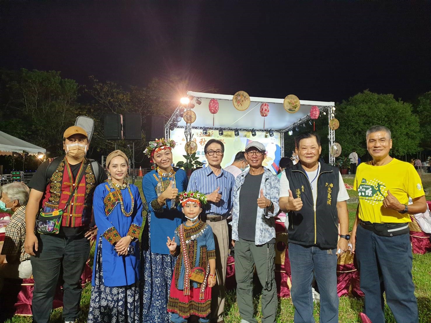 客委會鍾孔炤副主委與原住民表演團體及客家山狗大總監顏志文，六堆忠義祠主委及地方人士合影