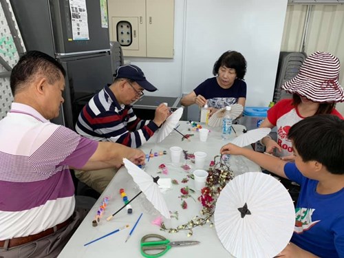Campers experience the paper umbrella DIY.
