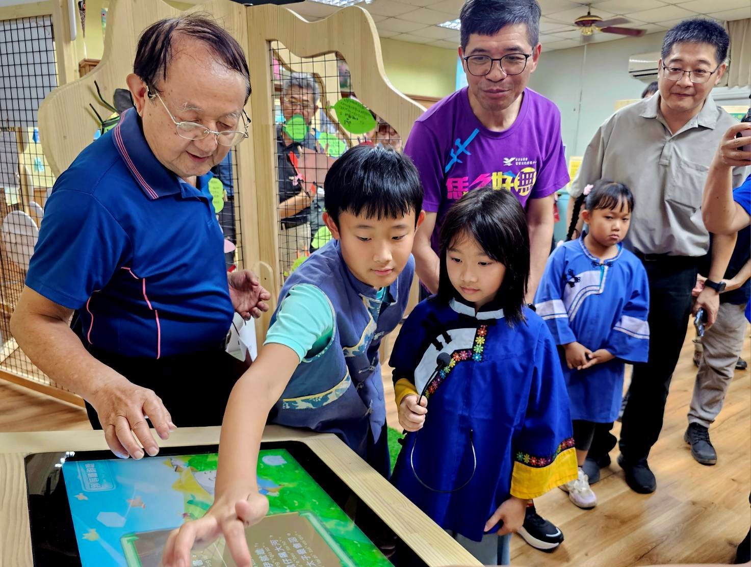 「六堆校園行動展」正式開箱亮相 龍肚國小化身行動博物館，鍾鐵鈞館長帶領學童體驗客家童謠