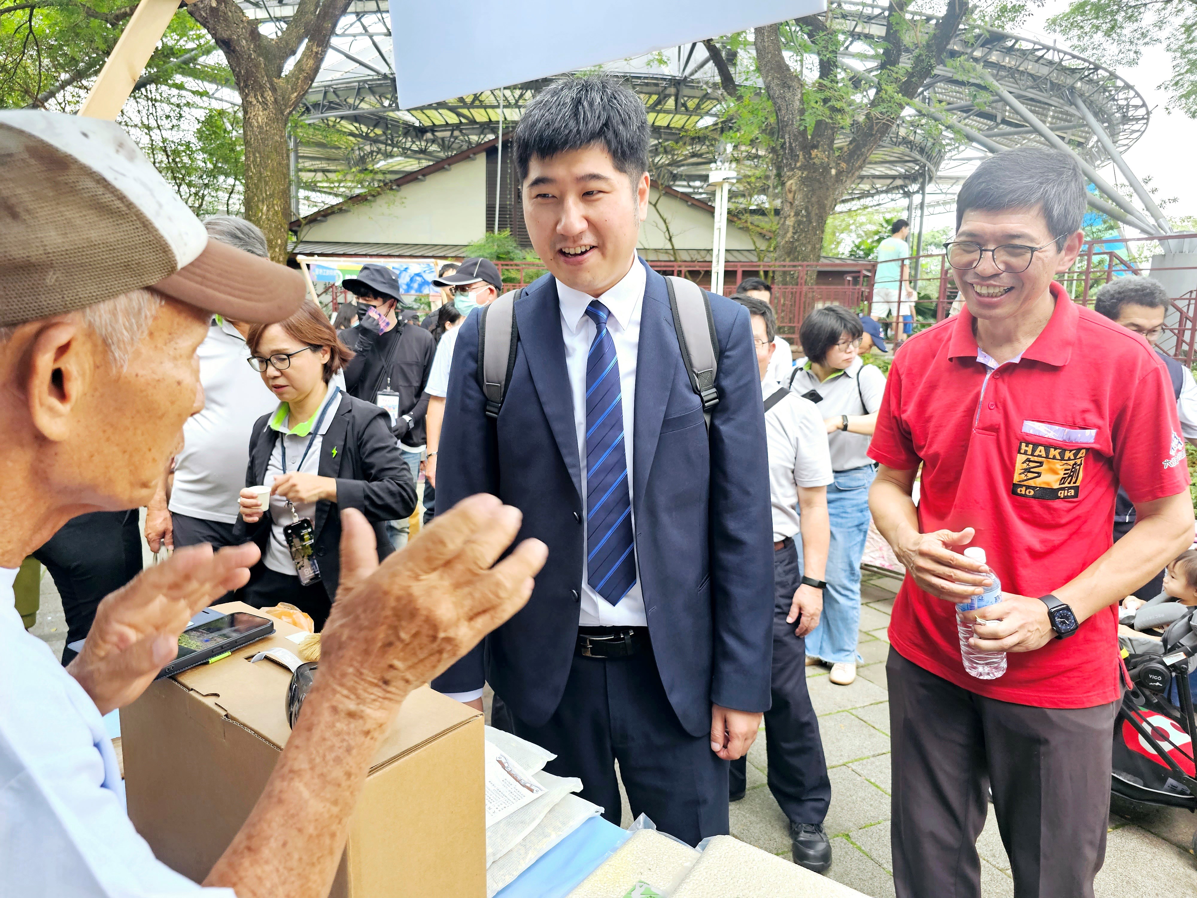 千人共下打粢粑六堆秋收祭開幕式，由在地社團新埤大風草園鍾展雄園長解說在地產業