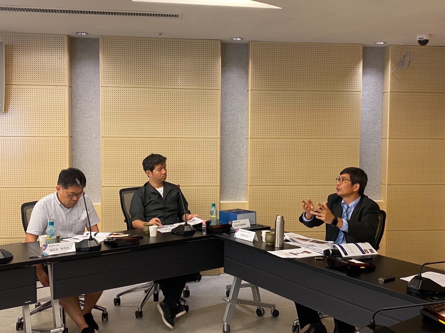 客發中心何金樑主任（右一）與日本東京都立大學河合洋尚副教授（左二）及國立民族學博物館奈良雅史副教授研議將館藏文物移至日本國立民族學博物館展示