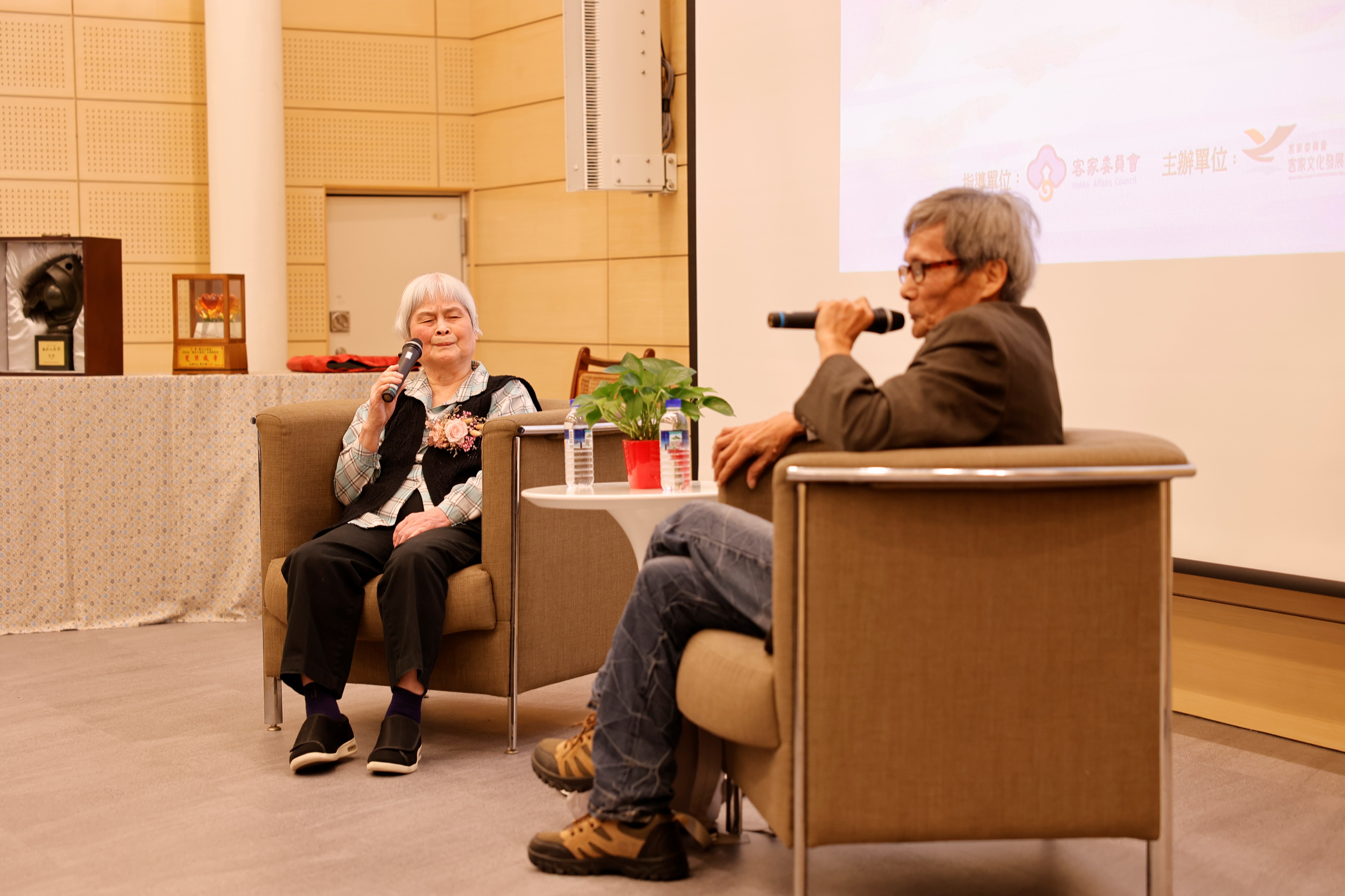 「客家終身貢獻獎-黃娟女士文學分享會暨客籍文學家文物捐贈特展」-黃娟女士與傅銀樵老師進行「文學與生命的深度對話」