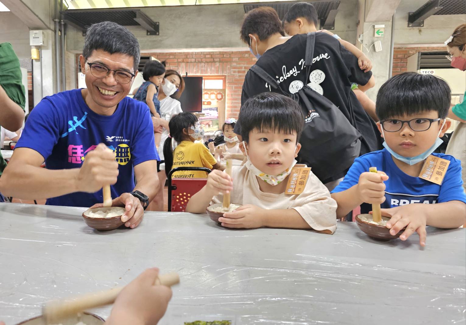六堆食客好味緒夏令營教導親子搗粢粑。