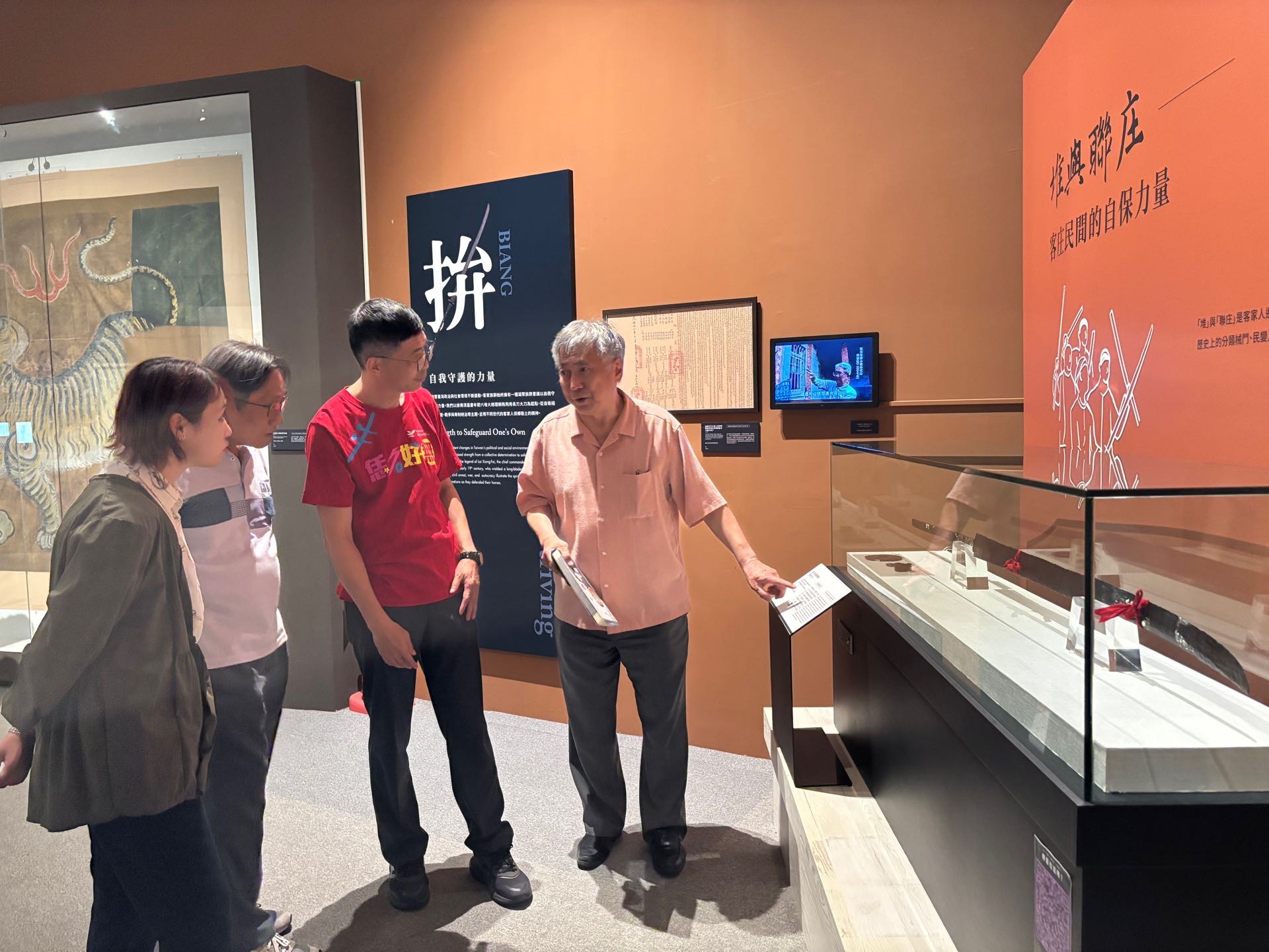 蕭庸雄醫師偕同西日本臺灣客家同鄉會理事劉宏志醫師，以及日本福岡縣《西日本新聞社》駐臺特派記者長美咲，共同參觀「拼．靚：臺灣客家多重面貌特展」