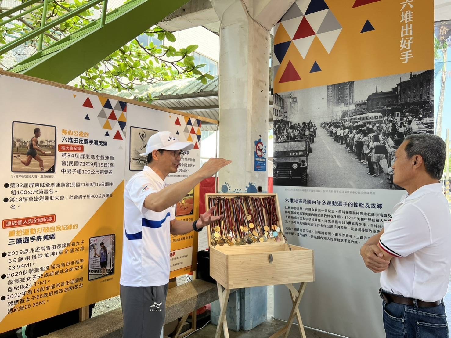 客發中心何金樑主任說明六堆運動會展出的影像與物件，也牽動起不同世代對六堆運動會的回憶