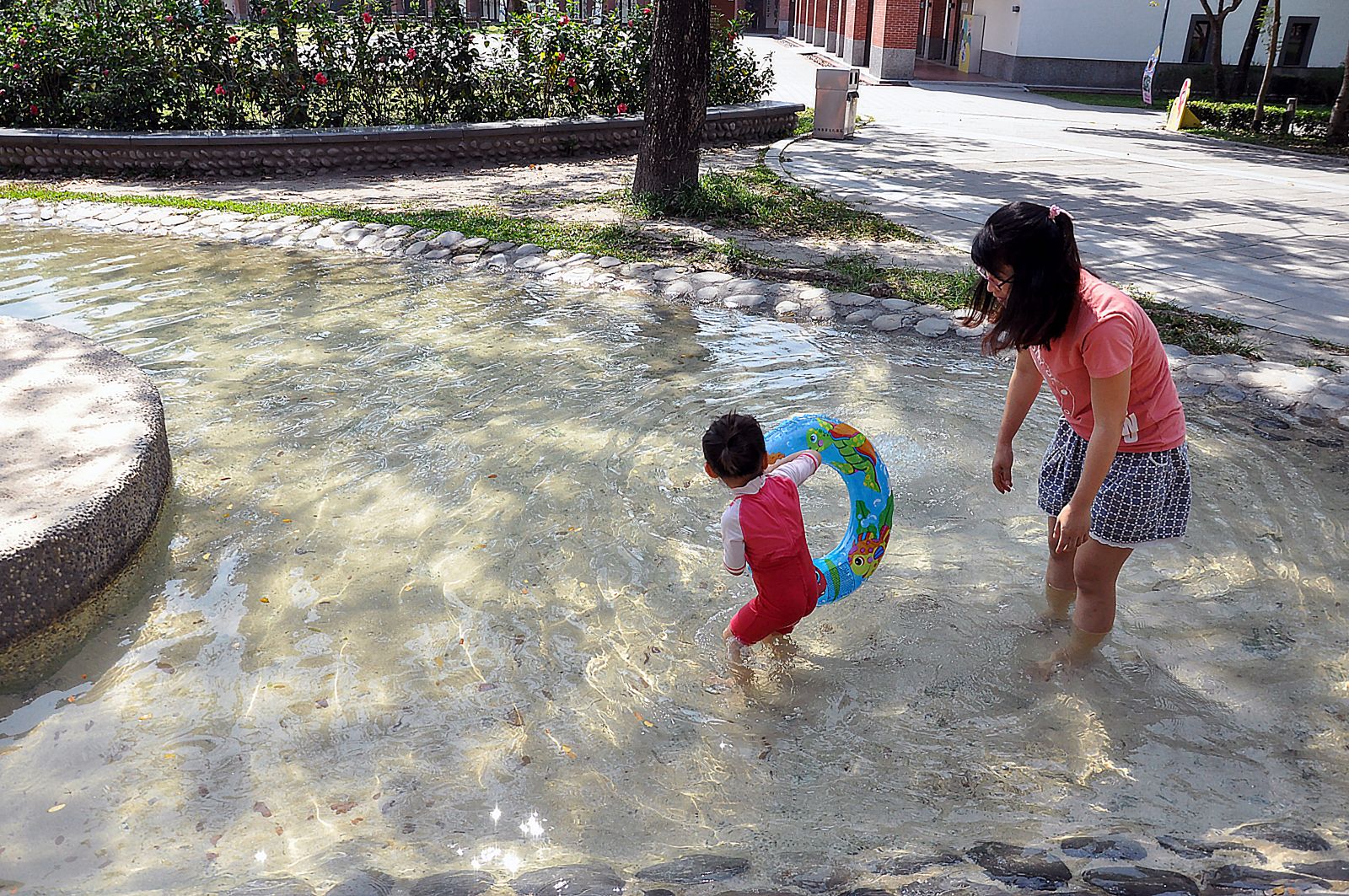 兒童遊戲場沙坑區遊客戲水情形