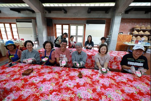 國立民族學博物館體驗六堆客家新丁粄-左起六堆園區鍾蓉貞志工-和高智美代表-園區劉榮招志工-何金樑主任-吉田憲司館長-吉田真理子小姐-日高真吾教授