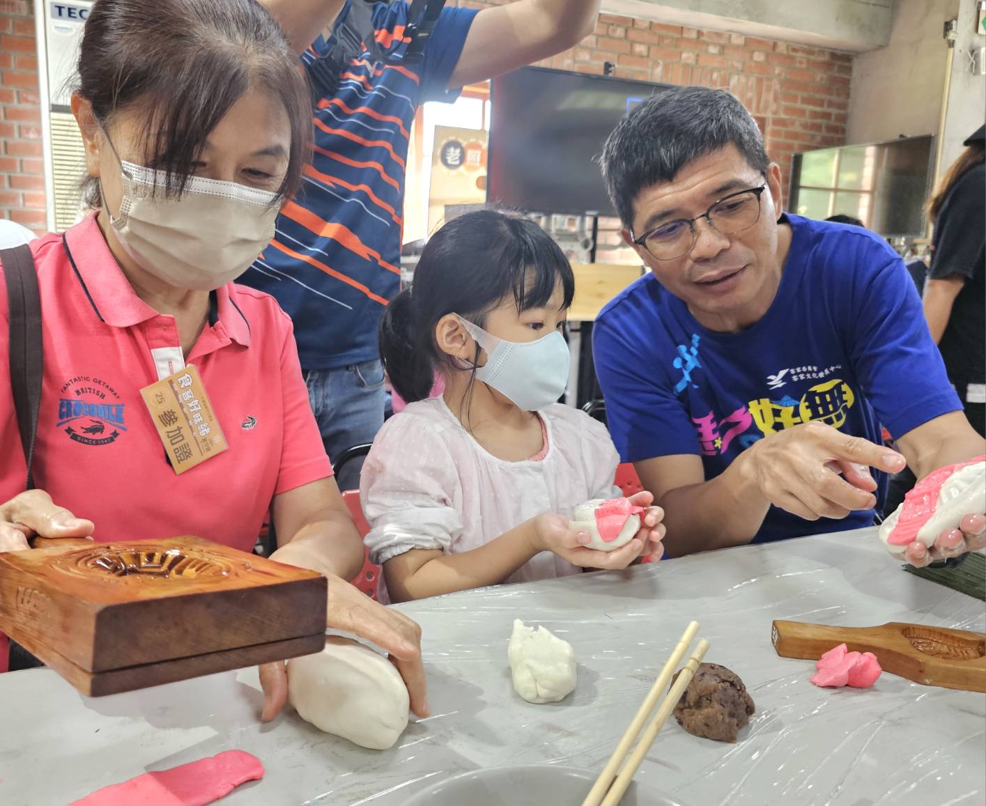 六堆食客好味緒夏令營學習學習製作客家新丁粄-從揉麵-壓模到麵團出現圖樣