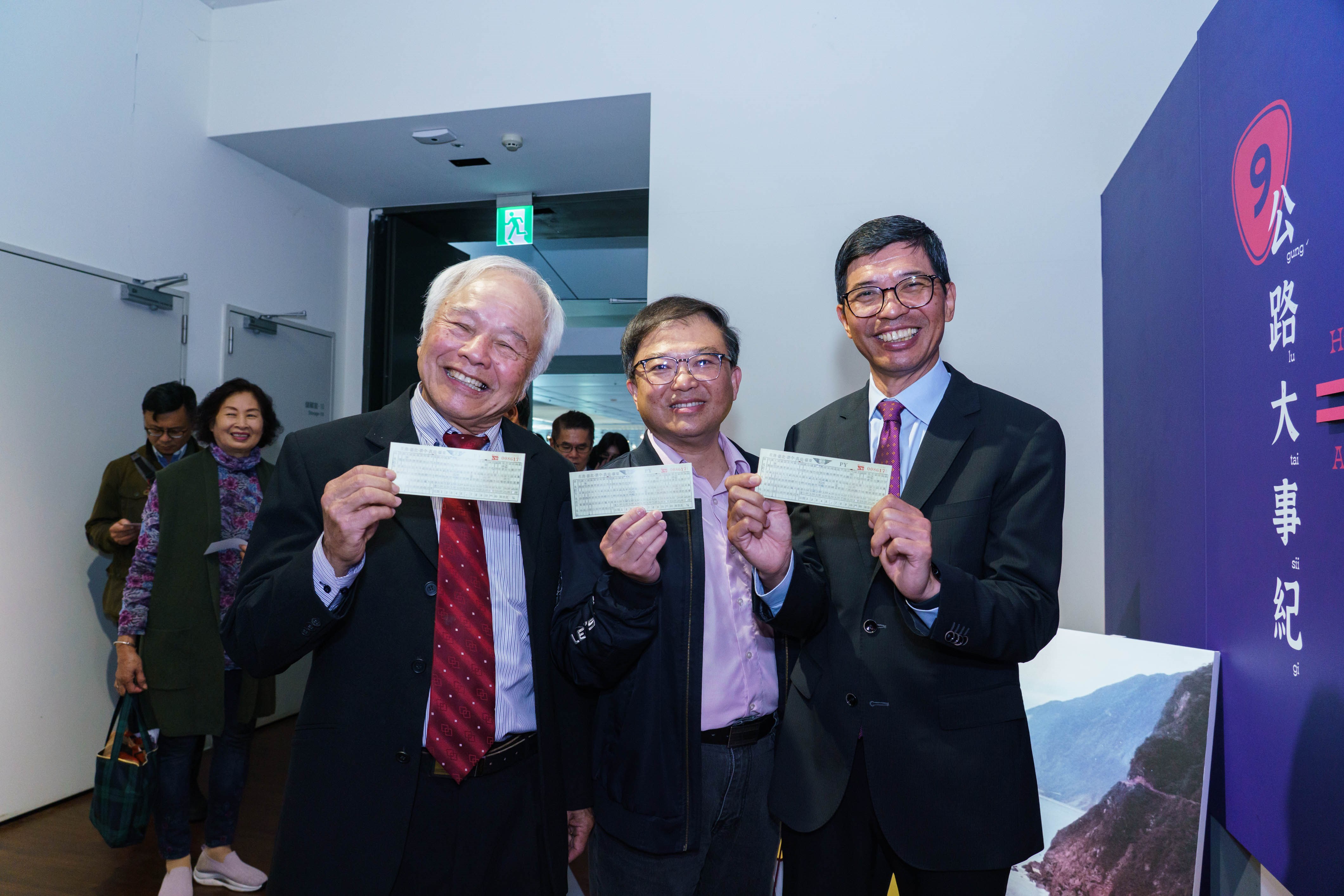THCDC Director-General Ho Chin-liang (right), Hakka Affairs Council officials Lin Chi-hua (center) and Yeh Jen