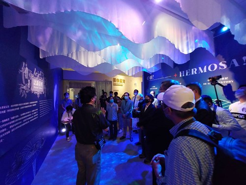 臺灣意象 帝國演中的臺灣風物展入館畫面(講解者林開世館長)