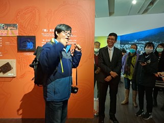 The team leader of the Damaopu Survey Team, Wu Che-ming (left), explains how the early influence of the Atayal tribe on the Hakka people in the Dongshi and Zh