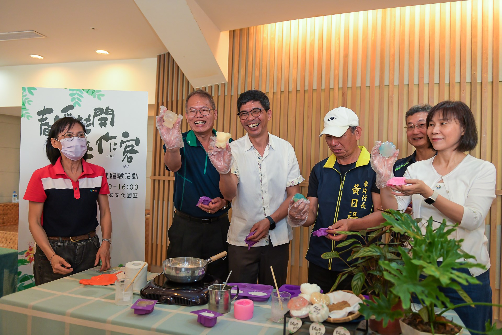 六堆客庄串聯體驗活動與會貴賓體驗屏東酒廠酒粕香皂DIY