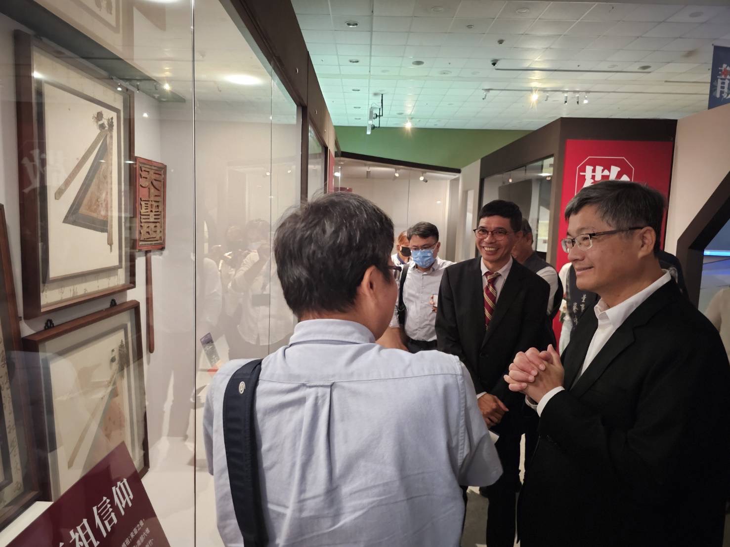 客委會主委楊長鎮及貴賓聆聽策展人羅烈師導覽