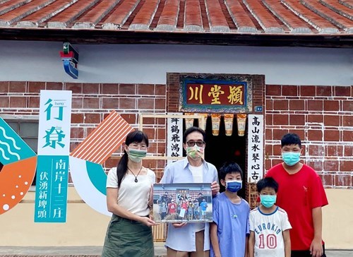 Principal of Dacheng Elementary School leads students to present the journey of artistic creation to Deputy Minister Chung (from left Principal Zhong Xiu-feng (鍾秀鳳), Deputy Minister Chung)