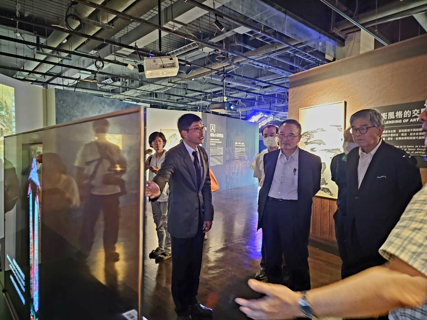 「臺灣意象-變動中的臺灣人」數位展-文物影像「美的輪廓」五彩絲緞柳葉如意紋彩繡雲肩(左起客發中心何金樑主任、故宮蕭宗煌院長、故宮黃永泰副院長)