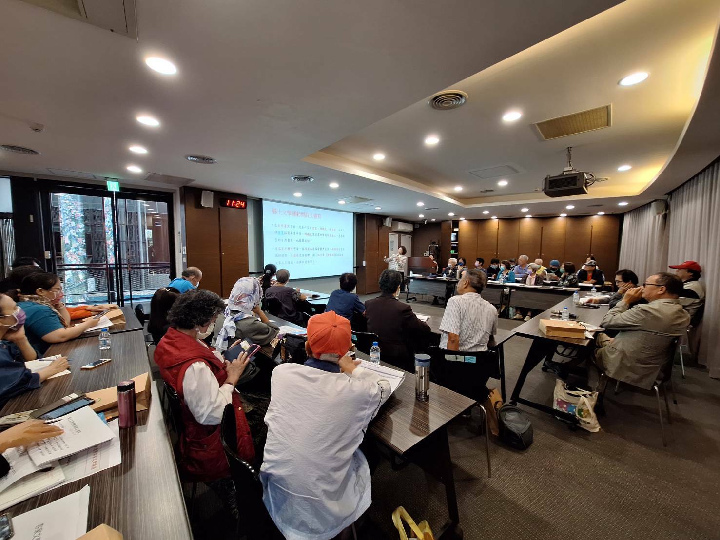 全國客家日前夕舉辦「還我母語運動紀念暨客家文學講座」，客委會委員鍾屏蘭分享透過客家文學認識客家文化傳承