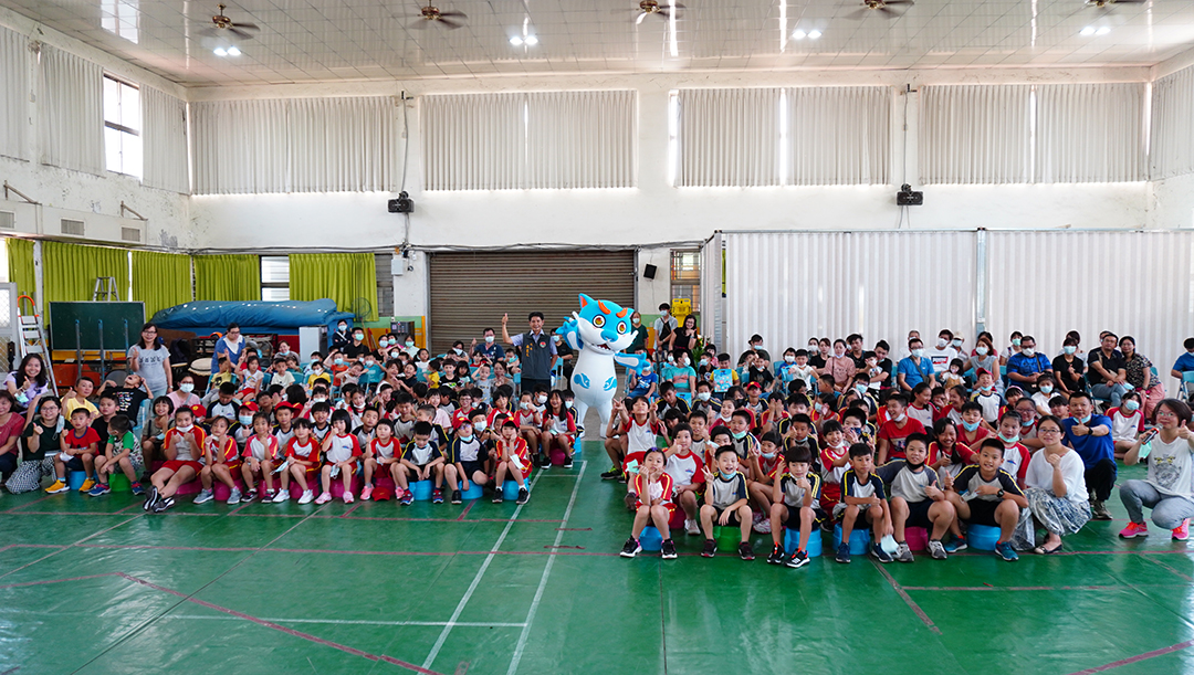 Group photo of Ha Gu taken with all first graders