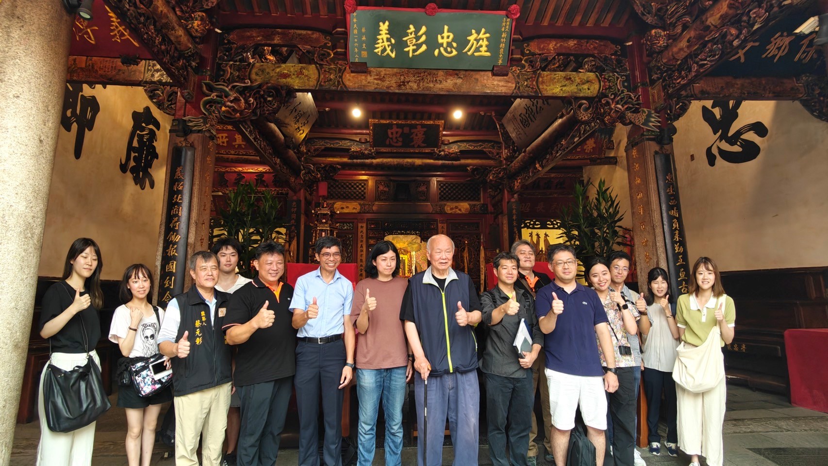 客發中心何金樑主任（左六）陪同日本東京都立大學河合洋尚副教授（右七）一行人拜訪義民廟林光華董事長（右八），並參與義民祭活動