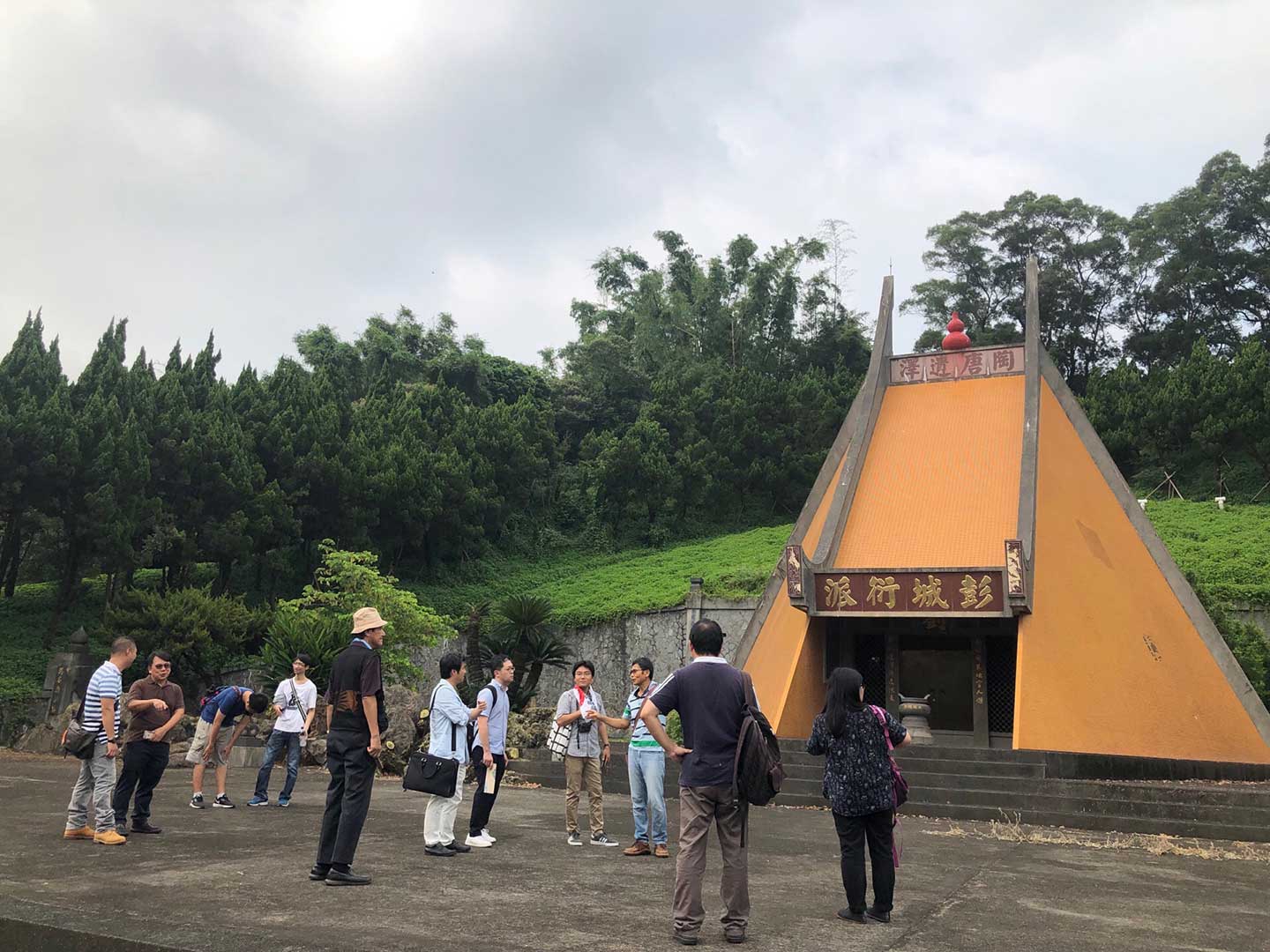 (Japanese scholars and students of Professor Akashi Uematsu return to the field spot of Professor Akashi Uematsu (Liu Family Ancestral Tombs)).