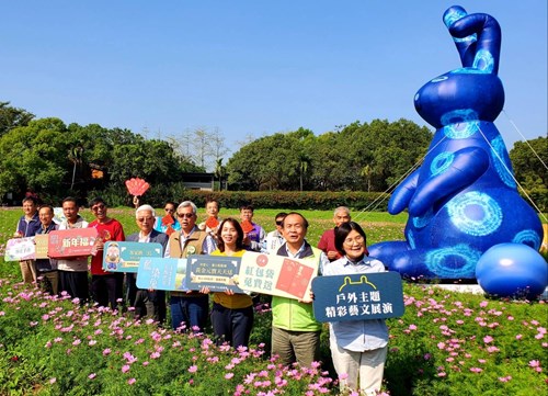 六米高藍染兔出沒六堆園區菸田花海