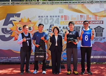 Presenting awards to outstanding athletes. (From left Mayor of Linluo Township Chung Ching-ping, former international softball tennis gold medalist Ho Meng-hsun, Magistrate of Pingtung C
