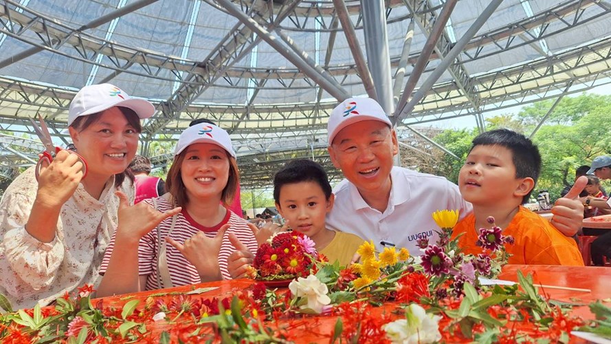 A Family Experienced The Plate Flower Arrangement Activity