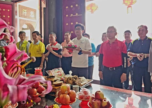 周江杰副主委以盤花祭祀忠勇公