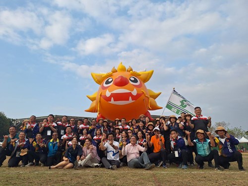 第59屆六堆運動會圓滿閉幕，主辦單位麟洛鄉公所所有同仁與客委會副主委周江杰合影