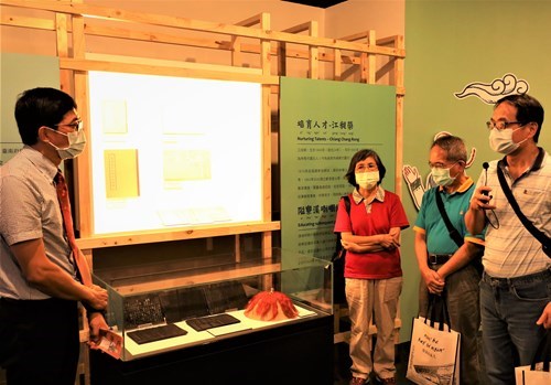 Jiang Zhao-yong (江照勇) (from right), descendant of Jiang Chang-rong, explains the exhibition, alongside with his brother, spouse, and Director Ho.