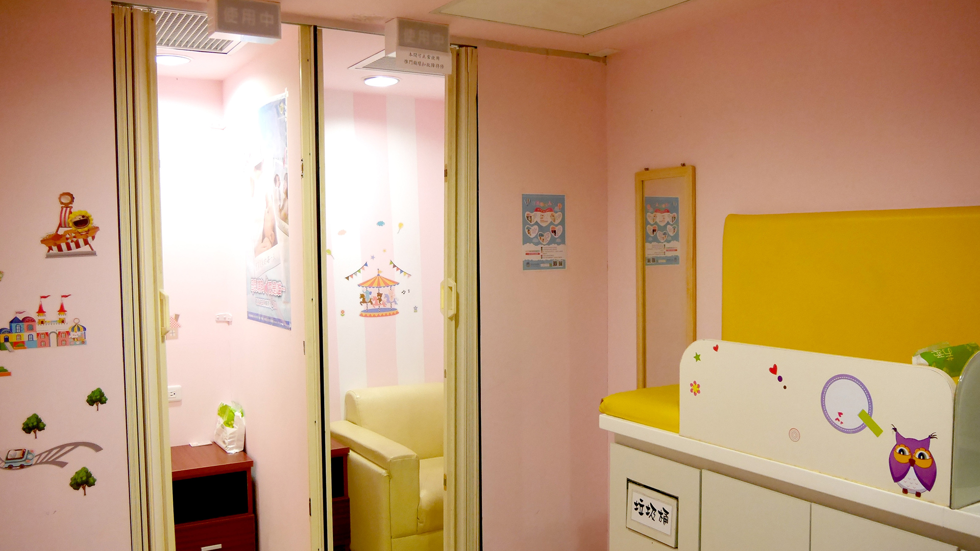 1樓兩間哺集乳室及一張黃色軟墊 1樓兩間哺集乳室及一張黃色軟墊