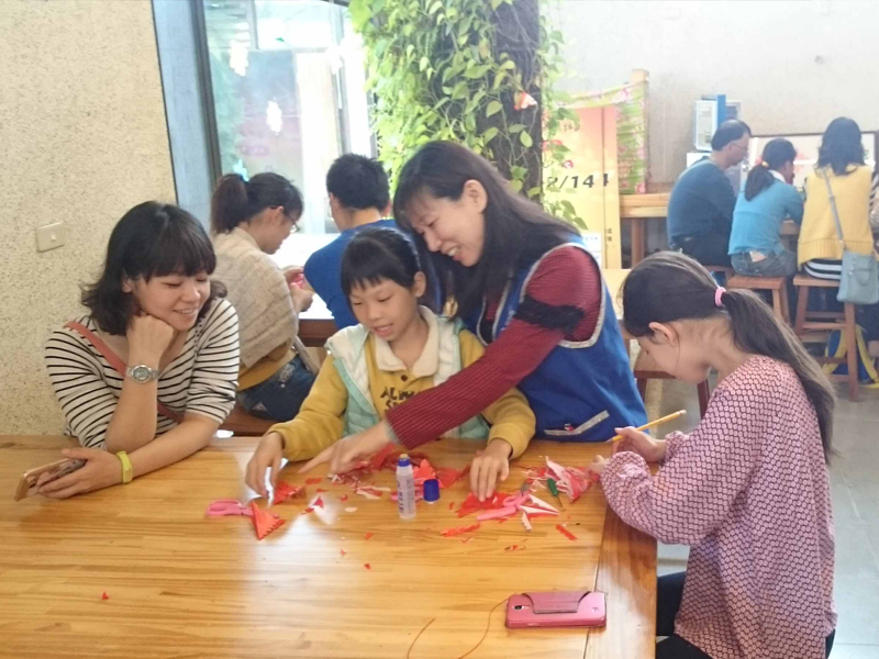 105/02/08、02/12 春節剪紙店活動 105/02/08、02/12 春節剪紙店活動