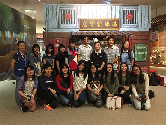 邀您搭乘時光列車,進入「藏富客庄─山海沃客特展」,一同來滿妹阿婆的雜貨店作客,共下重溫兒時甜蜜回憶! 邀您搭乘時光列車,進入「藏富客庄─山海沃客特展」,一同來滿妹阿婆的雜貨店作客,共下重溫兒時甜蜜回憶!