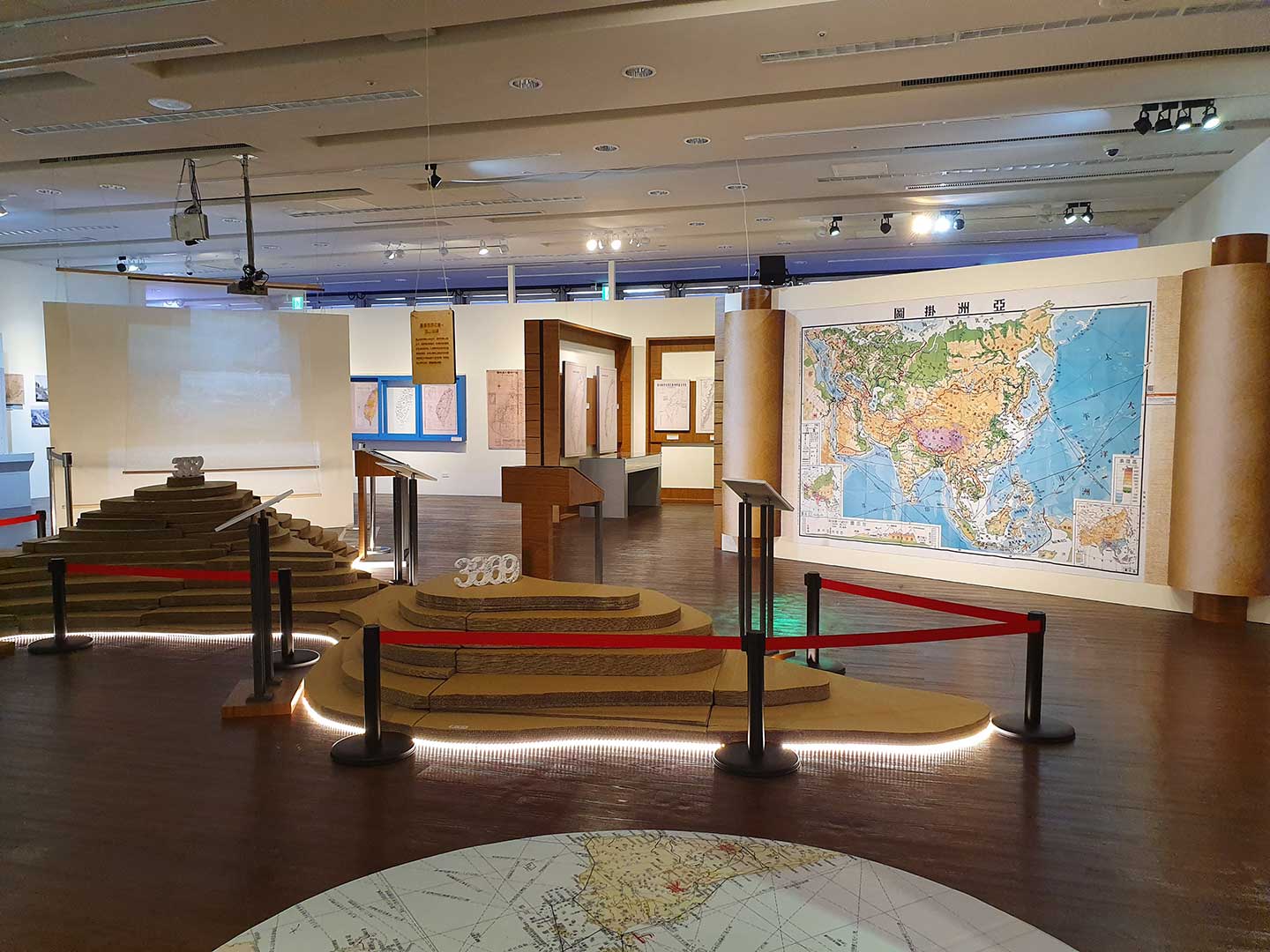 第五特展室(與地圖的時空對話-國家檔案地圖中的故事) 第五特展室(與地圖的時空對話-國家檔案地圖中的故事)
